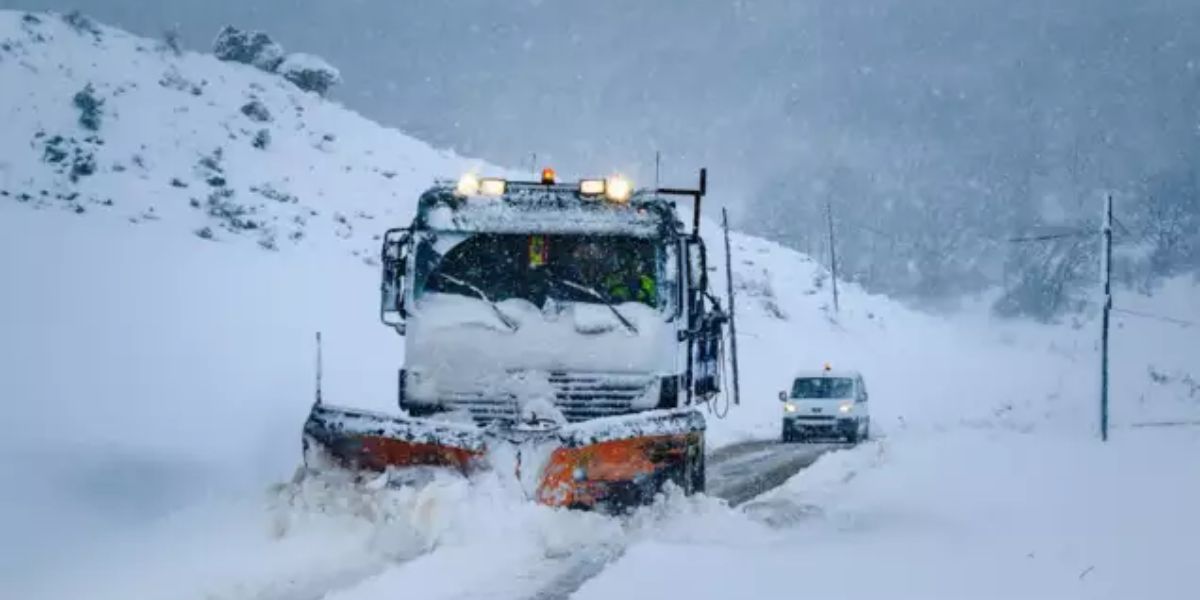 18-24 Inches of Snowfall in Summit County Leads to Travel Delays and Safety Measures (1)