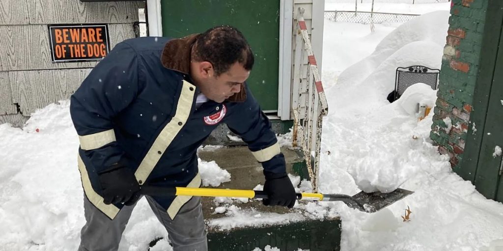 Strong Winds and Snow Squalls to Hit Western Michigan Tonight Lake-effect Snow Could Drop 10 Inches by Thursday