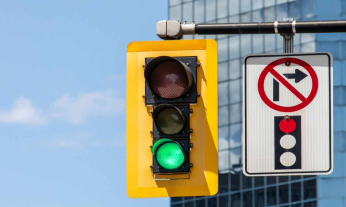 How Strict Are Red Light Right Turn Laws in Alaska? Find Out Now!