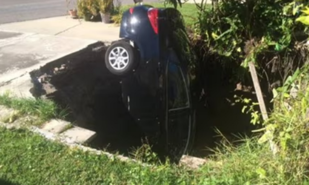 Massive Sinkhole Swallows Cars in Downtown Tampa Emergency Crews on Scene