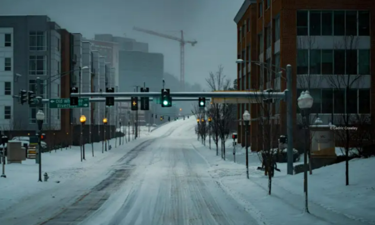 Roanoke Residents Enjoy Time in the Snow Amid Winter Storm